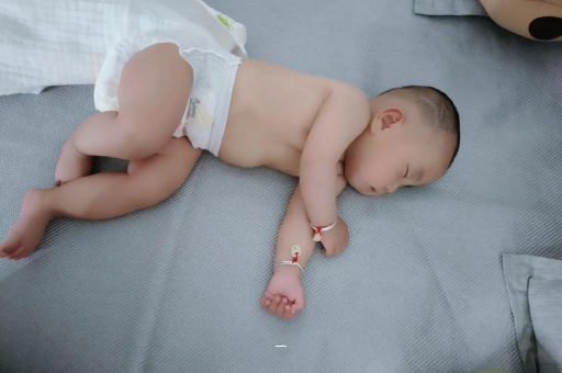 宁德宝宝胳膊上起红疙瘩